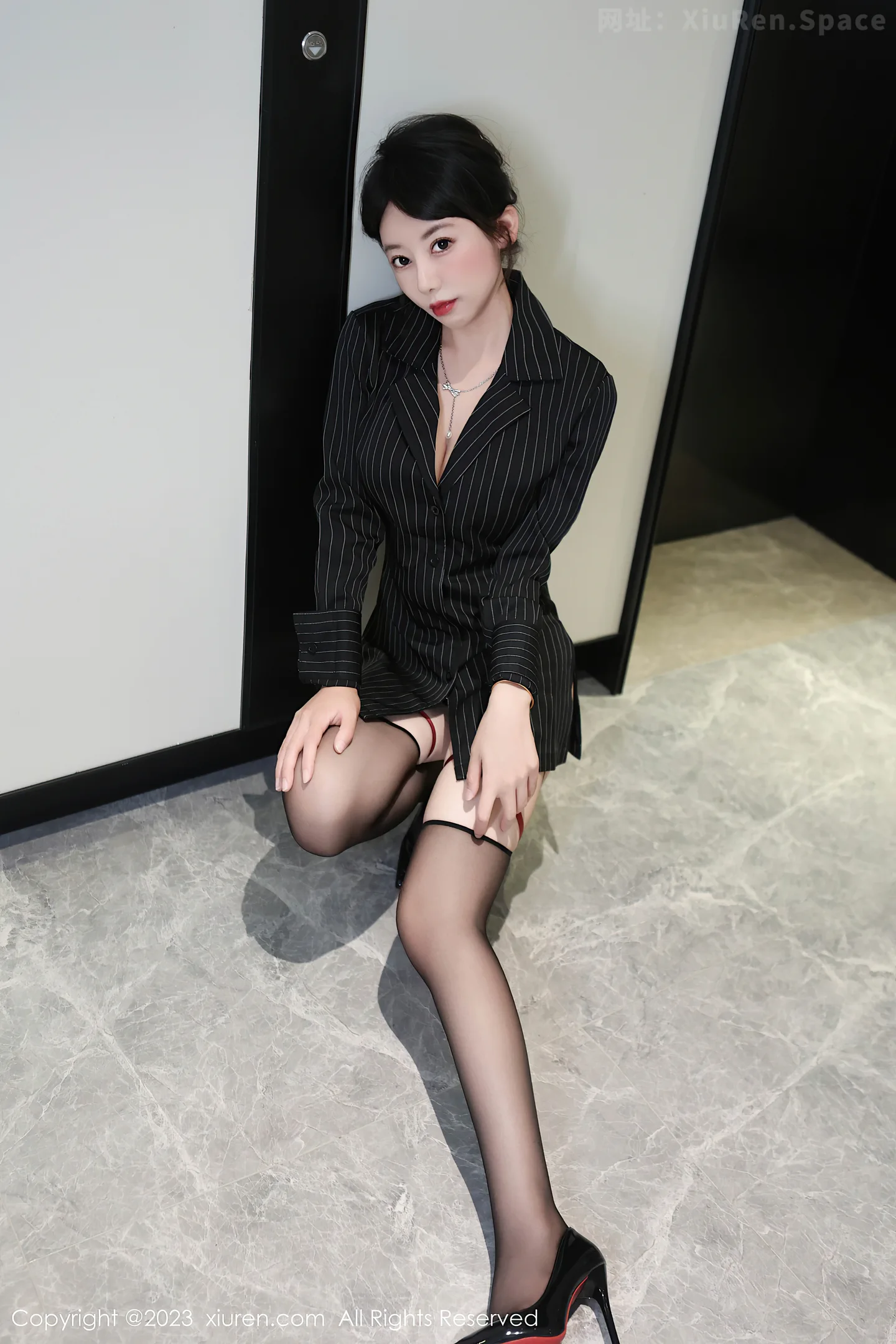 图片[5]-[XiuRen秀人网]VOL.7384 模特白笑笑黑色条纹衬衫下性感黑色蕾丝内衣配黑丝吊袜诱惑写真83P-秀人网官方网站